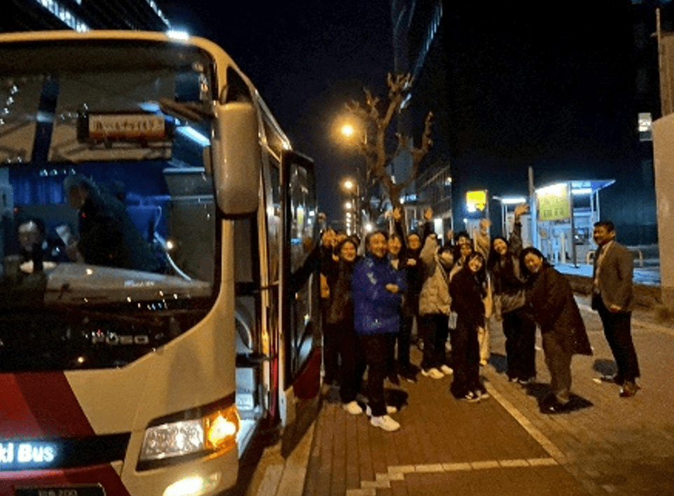 大阪から出発する新人と応援団