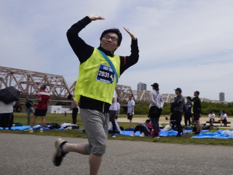 笑顔で走る様子
