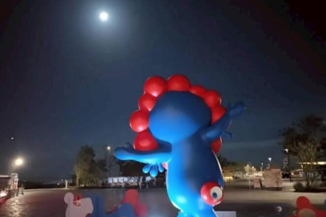 深夜、お月見中のミャクミャク